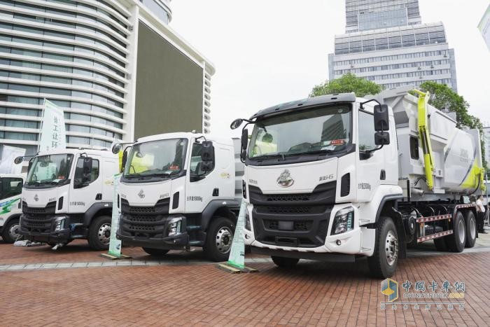 賦能城市“綠動(dòng)力”乘龍環(huán)衛(wèi)車(chē)亮相廣西環(huán)衛(wèi)行業(yè)年會(huì)