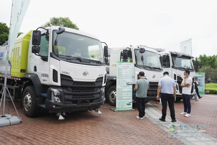 賦能城市“綠動(dòng)力”乘龍環(huán)衛(wèi)車(chē)亮相廣西環(huán)衛(wèi)行業(yè)年會(huì)