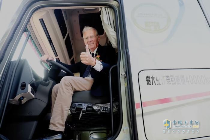 北京重卡榮膺“2024中國(guó)年度卡車(chē)(CTOY 2024)”
