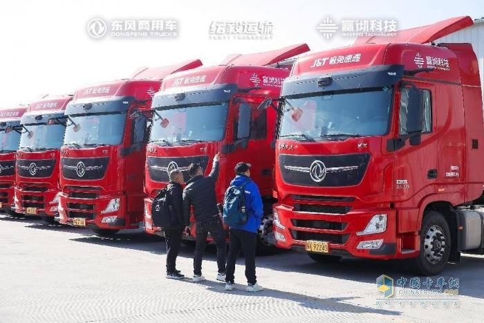 行業(yè)首批百臺級智能駕駛重卡交付！東風(fēng)商用車再創(chuàng)干線物流新標(biāo)桿