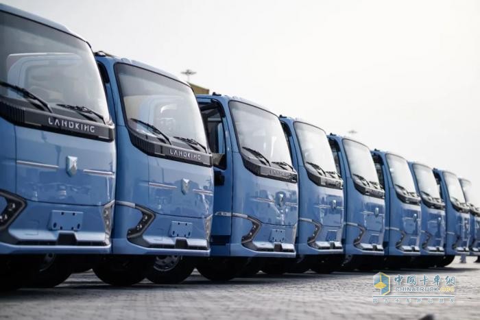 首批20臺(tái)電車交付柬埔寨客戶！濰柴新能源商用車與大象集團(tuán)打響合力出海戰(zhàn)略“第一槍”