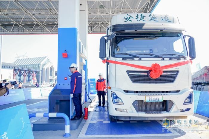 東風(fēng)天龍KL氫燃料牽引車(chē)