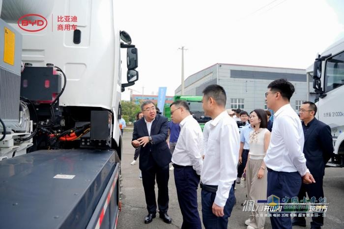 更靈活更高效！比亞迪純電動(dòng)三軸工程車首次亮相