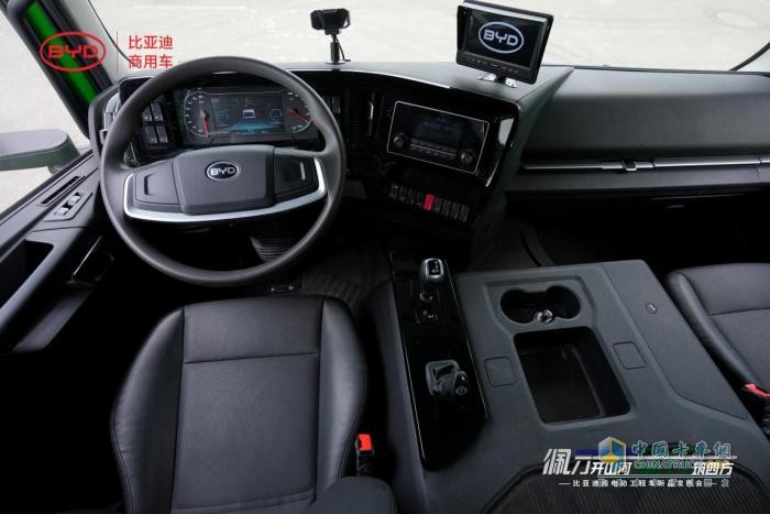 更靈活更高效！比亞迪純電動(dòng)三軸工程車首次亮相