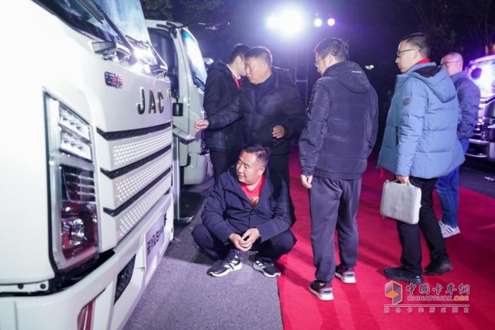 創(chuàng)富逐夢，就選江淮1卡駿鈴V8plus，能裝能拉更省油！