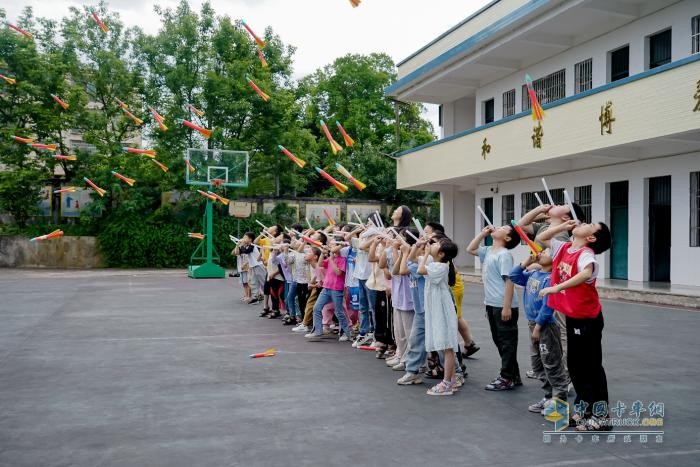 沃爾沃卡車“點亮未來計劃”：科技星火，燃亮湖南少年科技夢