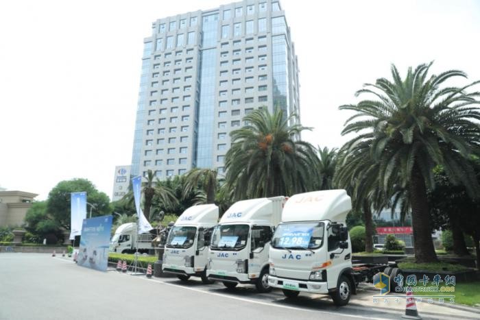 江淮1卡帥鈴EV5成都上市！以“威武”之姿，助力城配物流平穩(wěn)“油換電”