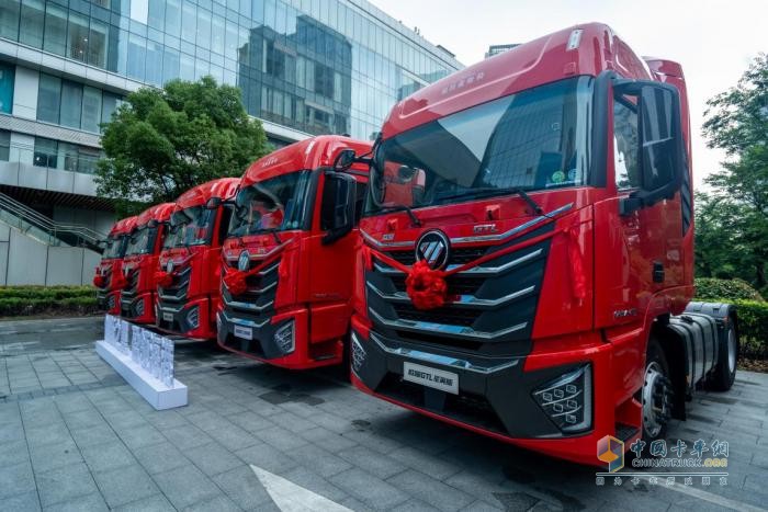 雙城上市，簽單356臺!歐曼星翼港口牽引車多重優(yōu)勢強(qiáng)化港口運輸效益