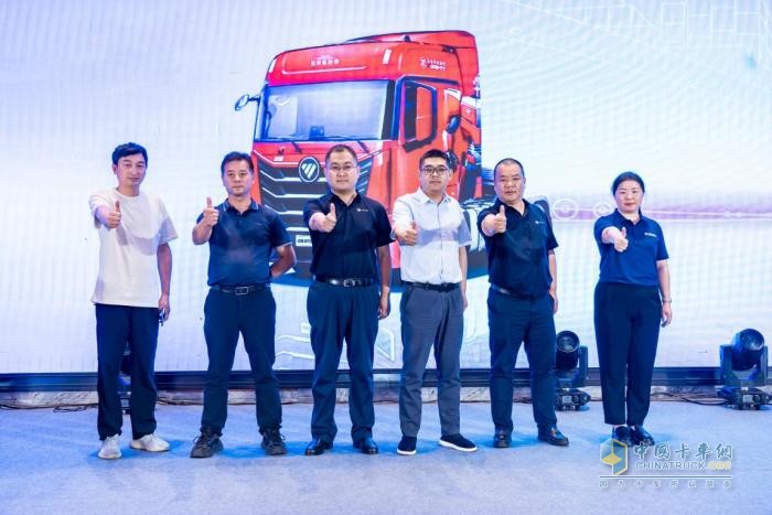 雙城上市，簽單356臺!歐曼星翼港口牽引車多重優(yōu)勢強(qiáng)化港口運輸效益