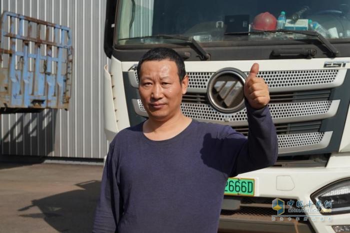 1臺(tái)1年能省20萬(wàn)！百臺(tái)歐曼智藍(lán)戰(zhàn)車助尹經(jīng)理港口運(yùn)輸大贏特贏