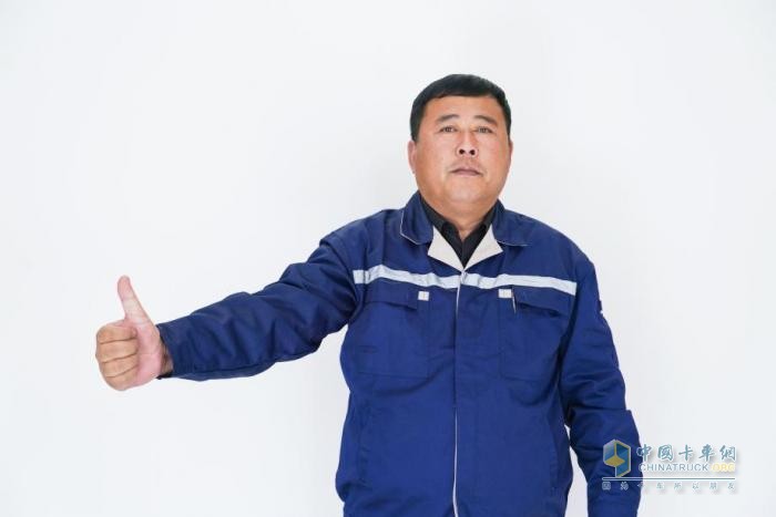1臺(tái)1年能省20萬(wàn)！百臺(tái)歐曼智藍(lán)戰(zhàn)車助尹經(jīng)理港口運(yùn)輸大贏特贏