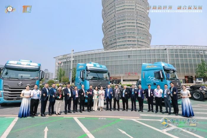 河南飛騰物流：20多輛乘龍燃?xì)廛囃队?每月多省20萬(wàn)