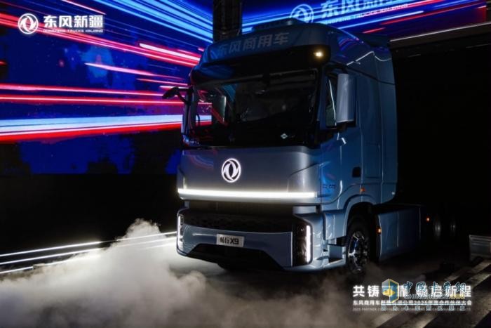 新一代東風(fēng)暢行X9在東風(fēng)新疆2025年合作伙伴大會上榮耀上市