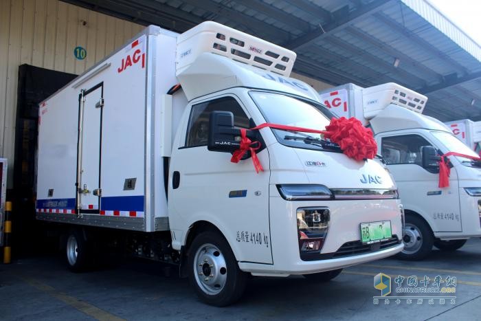 空間成就自由，長航無懼遠(yuǎn)方！首批8臺愷達(dá)U7冷藏車順利交付