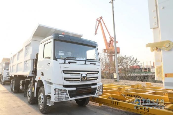踏浪出海！百臺(tái)徐工XG1 DH400T燃油自卸車交付印尼