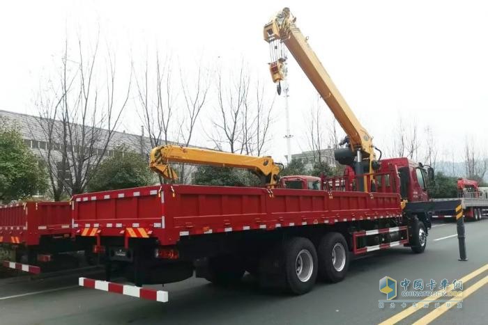 別犯難！乘龍H5隨車(chē)吊，助你「一臂之力」