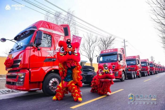 長風(fēng)浩起 豪沃啟新-豪沃重卡500臺(tái)戰(zhàn)略簽約暨首批200臺(tái)豪沃子母車交付寧夏大客戶