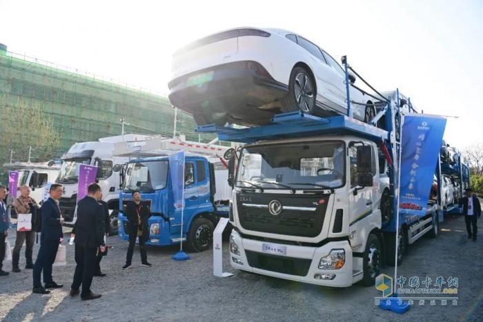 東風商用車：兩場簽約！喜獲700+400大單