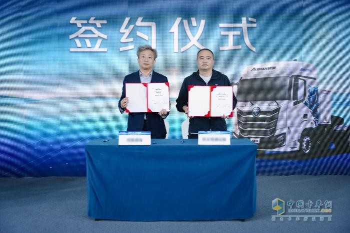 歐曼星翼純電牽引車(chē)批量交付 賦能河南綠色運(yùn)輸
