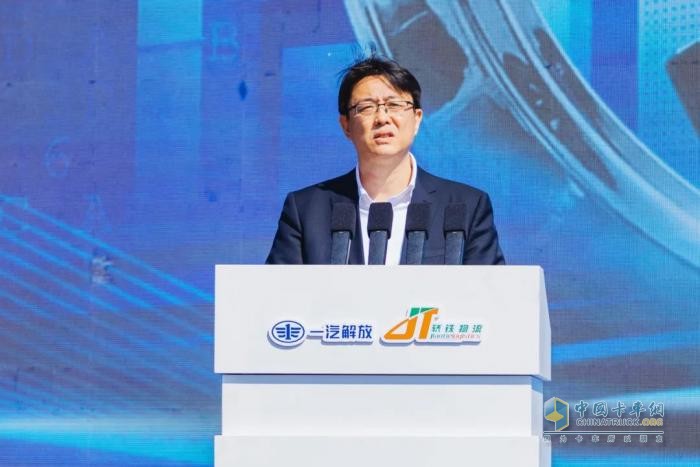 200臺悍V中置軸轎運車交車！一汽解放與轎鐵物流戰(zhàn)略合作簽約儀式成功舉行