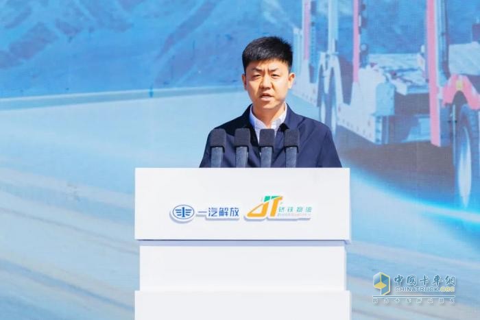 200臺悍V中置軸轎運車交車！一汽解放與轎鐵物流戰(zhàn)略合作簽約儀式成功舉行