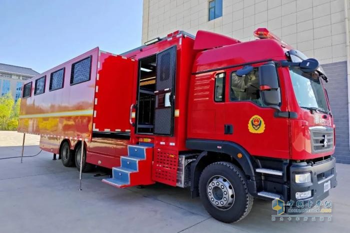 嘉峪關市消防救援支隊列裝多功能宿營消防車 戰(zhàn)勤保障能力再升級
