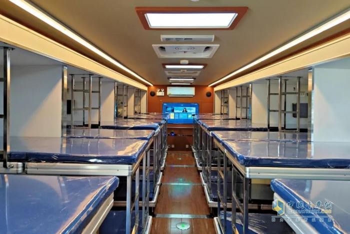 嘉峪關市消防救援支隊列裝多功能宿營消防車 戰(zhàn)勤保障能力再升級