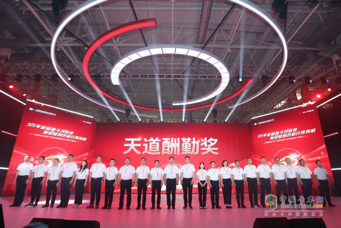 慶祝解放青汽建廠(chǎng)55周年暨第2600000輛車(chē)下線(xiàn)儀式隆重舉行