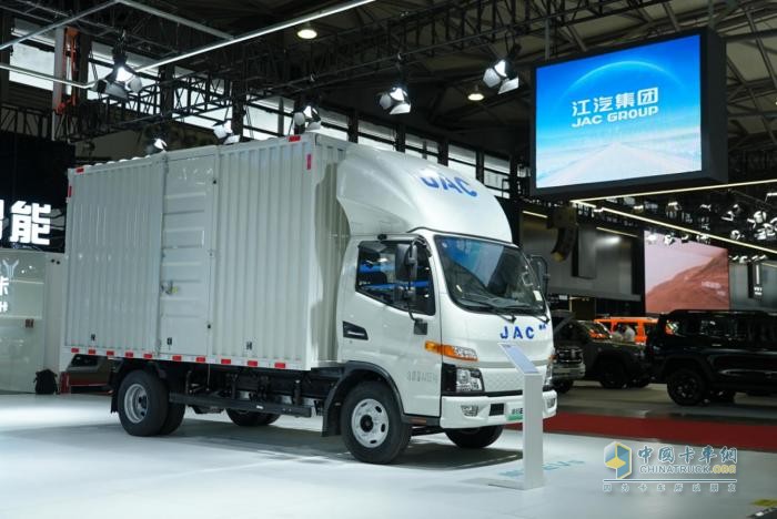 2024上海國際低碳智慧出行展覽會開幕，江淮1卡帥鈴EV5“威武”亮相