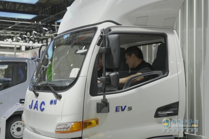 2024上海國際低碳智慧出行展覽會開幕，江淮1卡帥鈴EV5“威武”亮相