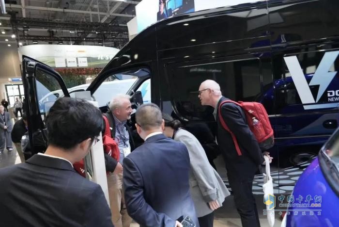 登場(chǎng)！東風(fēng)輕型車閃耀漢諾威車展，引領(lǐng)新能源商用車新風(fēng)尚