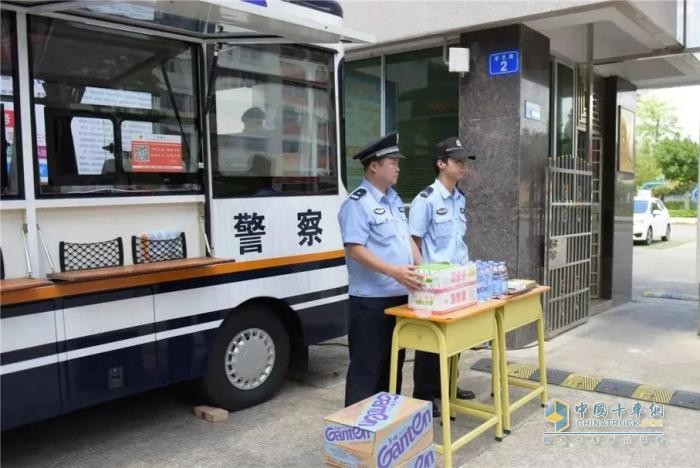 警務(wù)前移 觸角前伸—移動(dòng)警務(wù)室以 “警” 護(hù)春色，用 “心” 筑平安