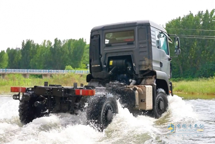 中國重汽豪沃中型4×4獨立懸架越野車：荒野主宰，肆意馳騁！