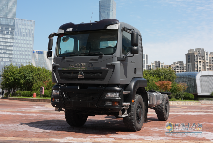 中國重汽豪沃中型4×4獨立懸架越野車：荒野主宰，肆意馳騁！