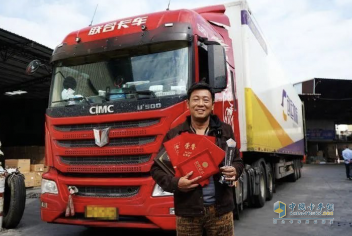 最美卡車司機(jī)李學(xué)飛：有生之年最后開的車，還會選擇聯(lián)合重卡