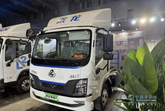 580km超長續(xù)航 + 5分鐘極速加氣，乘龍翼威2 CNG增程輕卡，定義城配運輸效率新高度！