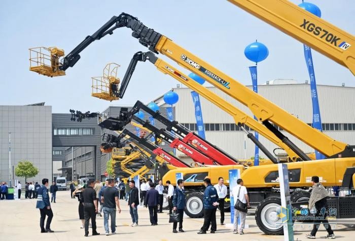 零距離、沉浸式！徐工高空作業(yè)機(jī)械邀客戶體驗……