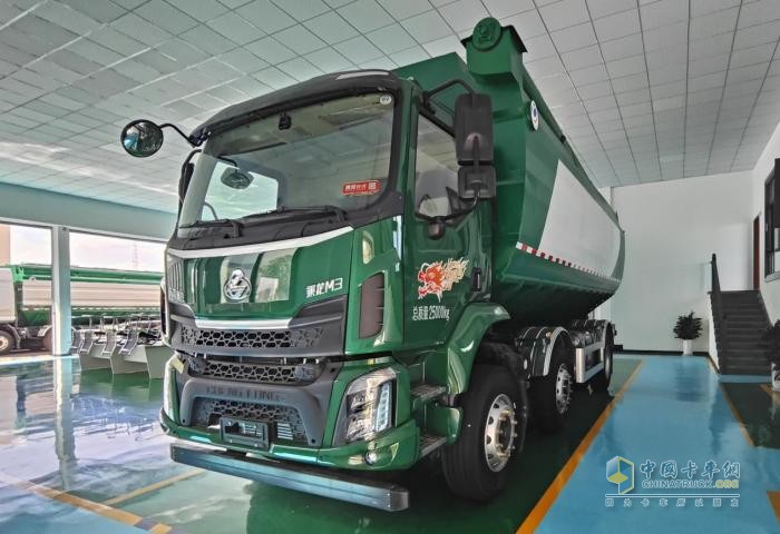 征服山路窄巷！乘龍M3三軸飼料車34m3巨無(wú)霸的靈動(dòng)之軀