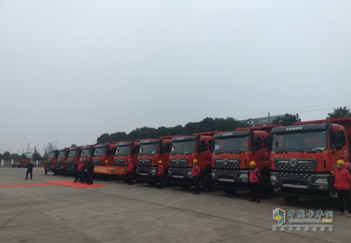 20輛東風(fēng)天龍KC工程車交付 助力宜昌?水電城市建設(shè)