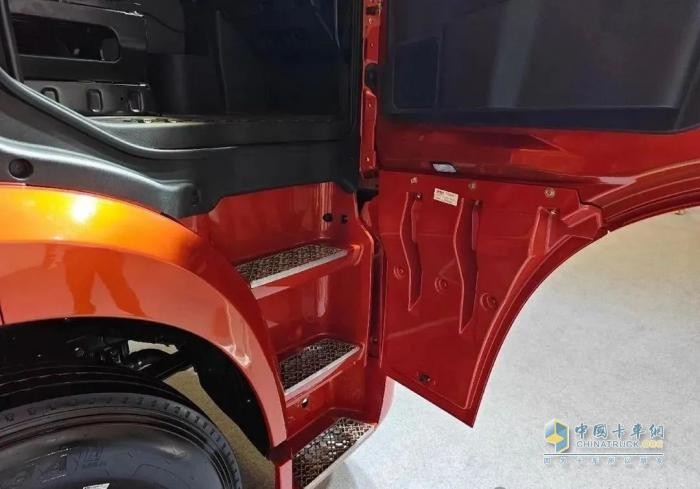 39.99萬元買630馬力燃?xì)廛?還送一臺奇瑞冰淇淋！看奇瑞商用車全新“金鳳凰”重卡
