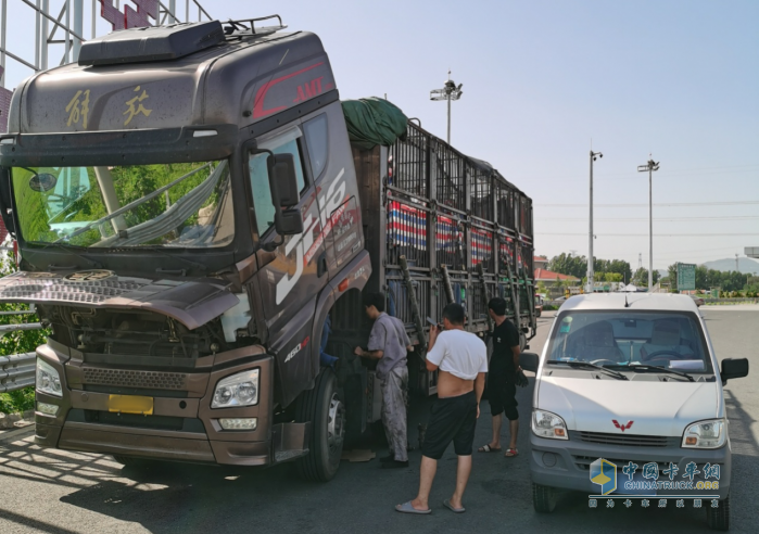 運(yùn)魚車拋錨，解放滕州服務(wù)站38℃高溫3小時緊急救援