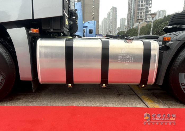 680馬力！干線運(yùn)輸?shù)摹榜R中赤兔”——江淮跨越6×4牽引車
