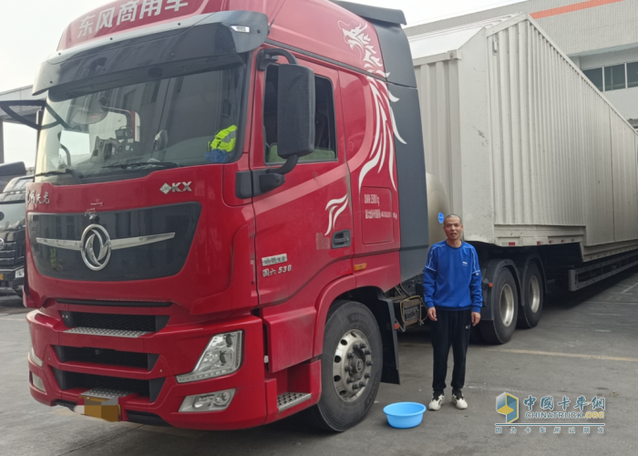從入行到現(xiàn)在，王濤開過兩輛東風(fēng)天龍品牌的車，現(xiàn)在他駕駛的是東風(fēng)天龍旗艦530馬力燃氣車，“就是覺得這個車好，氣耗特別低，特省錢”，他的語氣里充滿了信任感。