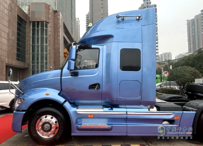 為何江淮跨越V5 6×4牽引車能成為?；愤\輸?shù)氖走x？