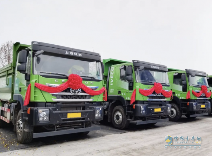 上汽紅巖新型智能渣土車亮相重點制造業(yè)開工儀式，助力美麗新重慶建設(shè)