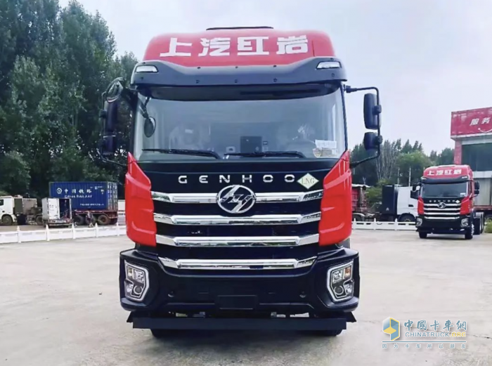 “氣”場(chǎng)全開(kāi)！紅巖杰虎H6 LNG牽引車(chē)助力卡友們高效運(yùn)營(yíng)！