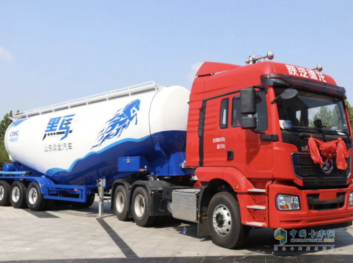 中集黑馬品牌正式發(fā)布！創(chuàng)新引領(lǐng)粉罐車(chē)發(fā)展新格局  