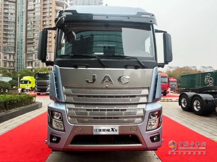 輕松拿下煤炭運(yùn)輸 江淮星耀X5 6×4牽引車誰不愛！