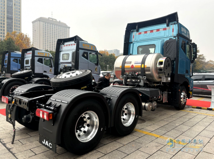 江淮星耀6×4天然氣牽引車，為快遞快運(yùn)開源又節(jié)流