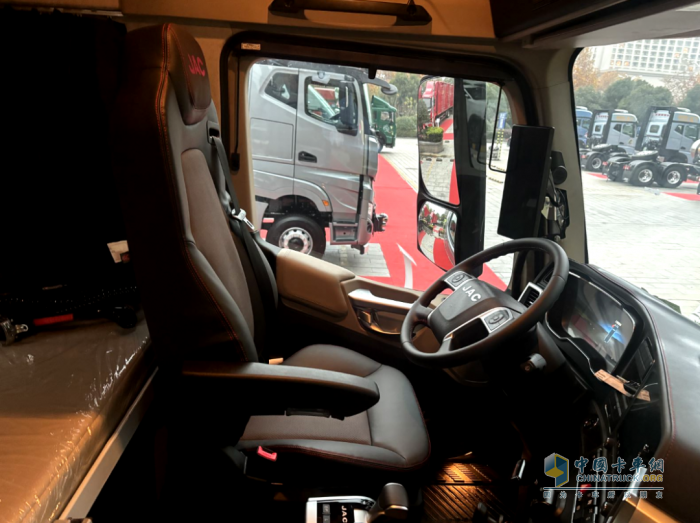 680馬力！干線運(yùn)輸?shù)摹榜R中赤兔”——江淮跨越6×4牽引車
